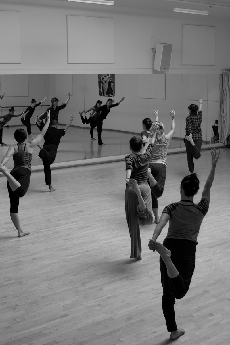 Gerald Casel teaching a large group of dancers at ODC in San Francisco; Tim Russell photo.