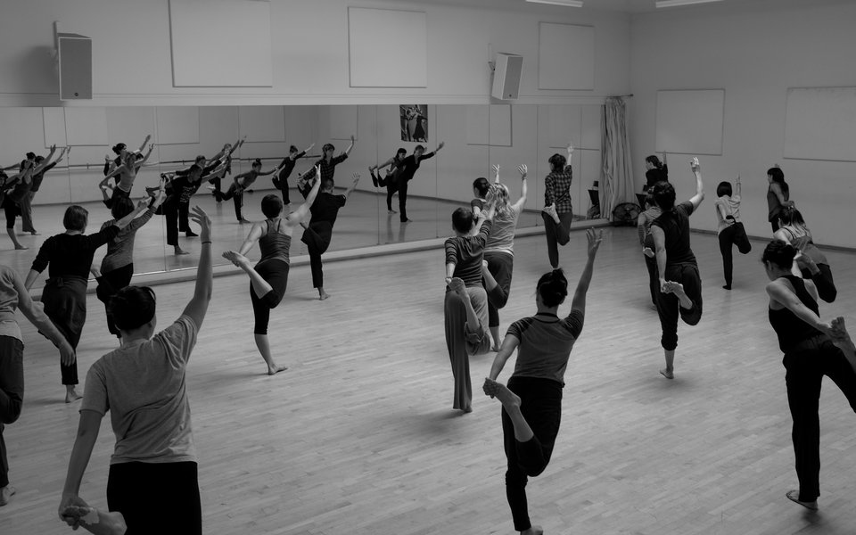 Gerald Casel teaching a large group of dancers at ODC in San Francisco; Tim Russell photo.